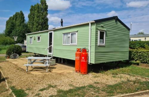 Lovely Static 6 Bed Caravan at Billing Aquadrome - Photo 2