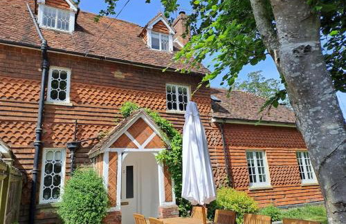 Holly Cottage, 2, Northbrook Park, Farnham-up to 6 adults - Photo 1