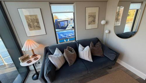 Water Cabin With Water Sports Equipment and Bikes, Bath - Foto 3