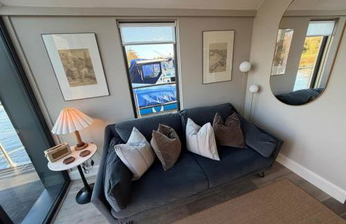 Water Cabin With Water Sports Equipment and Bikes, Bath - Foto 3