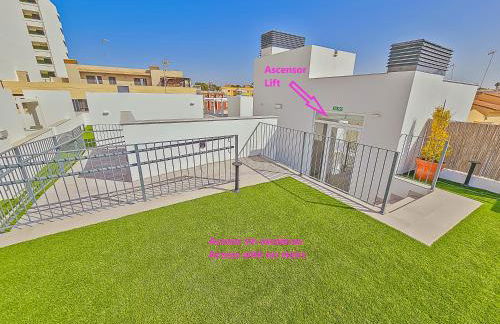 Oceanfront Duplex with a Rooftop Pool and Terrace - Foto 37