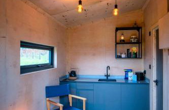 Luxury Glamping Cabin with Outdoor Bath on Cornish Meadow - Photo 21