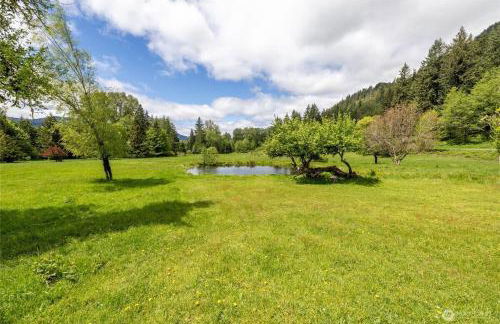 Mt Rainier!Best place to stay with family and friends! Sleeps10!4B 2B Home! Hottub!PondView!Paradise! - Foto 10