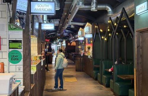 Vauxhall Central - Spacious 3-Bed Serviced Apartment- Balcony-Free Parking - Lift - Sleeps 7 - Photo 44