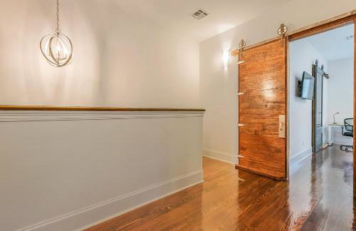 Spacious Loft-Style 3BR Townhouse by Hosteeva - Photo 38