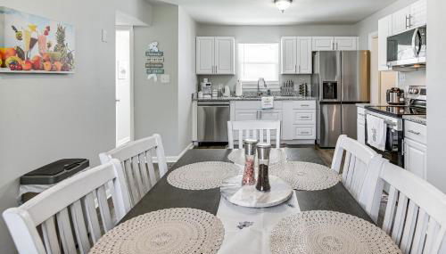 1 Mi to Beach Home with Patio and Grill in Hampton! - Foto 2