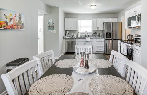 1 Mi to Beach Home with Patio and Grill in Hampton! - Foto 2