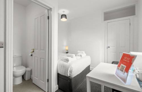 6 BR 4 Bath Central Worcester Sleeps 12 - Foto 36