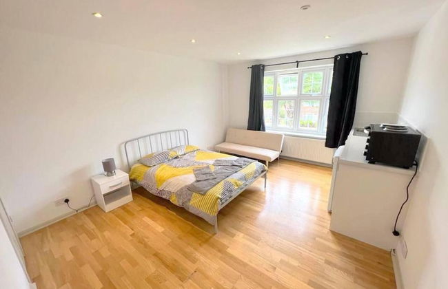 Large Triple Studio in South London - Sutton - Foto 1