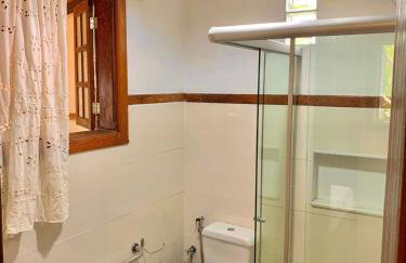 Casa COMPLETA, 2 quartos, Estacionamento GRATUITO, WIFI 300MB, frigobar, microondas, fogão e jardim - Foto 8