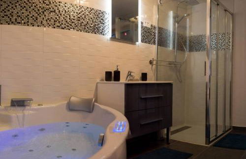 Le nid d' évol gite avec balnéo,terrasse et vue sur la montagne - Foto 18