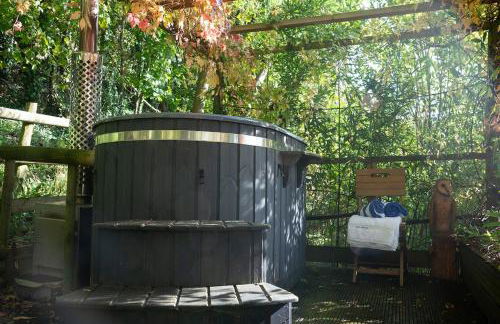 Tree-Tops Treehouse Eco Retreat - Photo 4