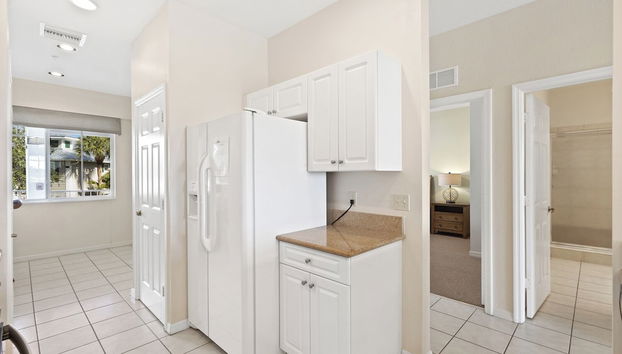 Genoa Vacation Rental: Stylish 2-BR Condo with Golf & Lake Views. Resort-Style Pool, Hot Tub, and Easy Access to Championship Golf. Minutes from Naples Beaches, 5th Avenue S, and Marco Island - Foto 5, Eigene Küche