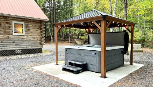 Stylish Forest Lodge with Large Hot Tub, Firepit and Fireplace minutes to Gore Mountain - Foto 2
