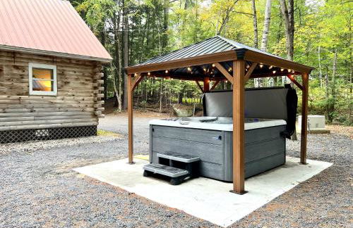 Stylish Forest Lodge with Large Hot Tub, Firepit and Fireplace minutes to Gore Mountain - Foto 2