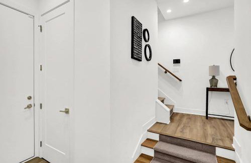 Luxury Townhouse with Fireplace Rooftop Deck Close to Downtown-Family Friendly - Foto 28