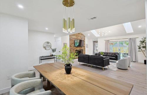 3-BD Backyard Oasis w Pool Patio Firepit - Foto 13