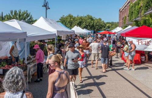 Folsom Old Town Escape • Cozy Cottage + Library - Foto 33