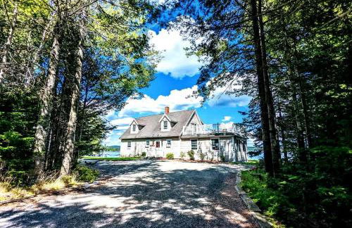 Gorgeous Beach House with Private Beach, Fire Pit & Outdoor Living Near Bar Harbor, Hancock Point Maine - Photo 37