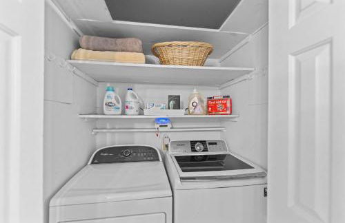 Modern Memphis Retreat - Sleeps 7 - Fireplace - Foto 39