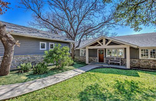 Lakefront Family Home for 12 w Picturesque Views & Patio - Foto 43