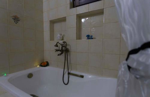 Tranquil Infinity Pool Getaway (private jacuzzi and steam bath, pool, garden, sea and city views) - Foto 8