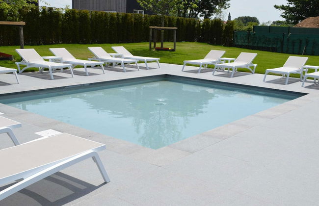 Cozy Garden Home w/ Fireplace - Photo 17