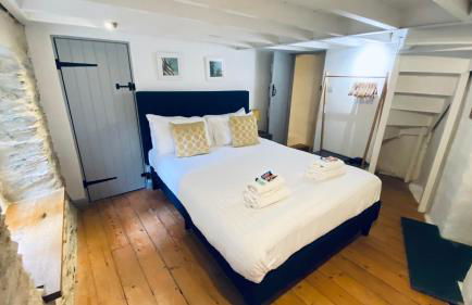 SPINDRIFT is A Beautiful Newly Refurbished THREE BEDROOM Private Family House located on the OLD HARBOUR and the COASTAL PATH in the Heart of Beautiful POLPERRO - Foto 4