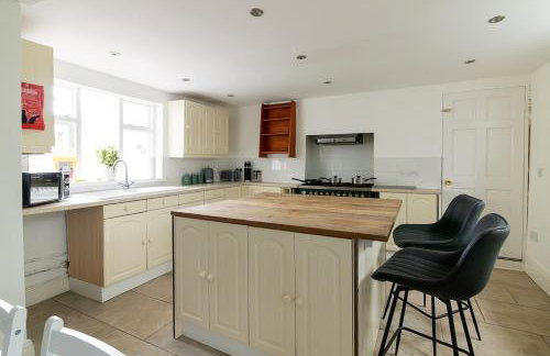 8 Bedroom House in Barwell Sleeps 15 with Parking - Foto 23