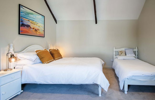 Tregoyr - 3 Bedroom Holiday Home - St. Florence - Photo 2