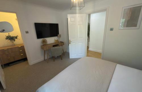 Lux 2 Bedroom Ground Floor Apartment - Photo 15