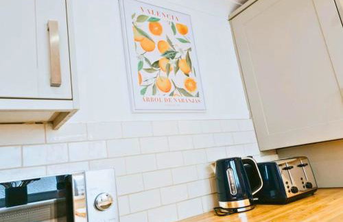 Central 3 Bed Home, Contractors, Garden, Fast WiFi, Smart TV - Photo 17