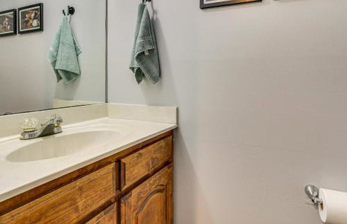 3 Mi to Marina: Quiet Getaway w/ Deck in Lexington - Foto 13