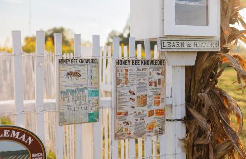 Historic Farm Cottage on 800-Acre Orchard - Foto 35