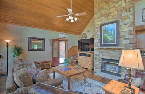 Lake Granbury Getaway! Family Home with Deck and Games - Foto 7