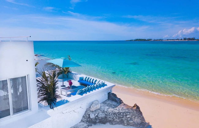 Modern, Stunning & Bright Central Beach Villa - Photo 1