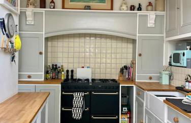 Lovely Charmouth cottage with log fire & garden close to beach - Photo 3