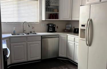 Luxury 6BR Retreat Firepit Foosball Backyard - Foto 20