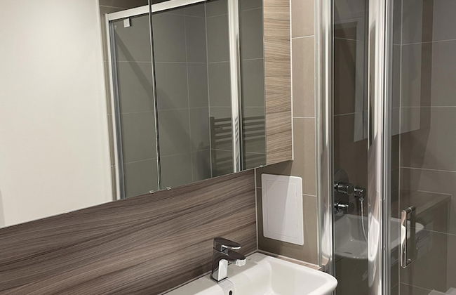 2 Bedroom Luxury Apartment in Barking - Photo 7