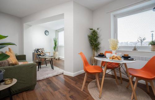 Cozy Waterfront Apartment - Free Parking & Wi-Fi - Photo 1