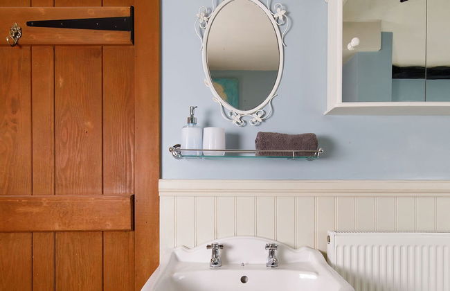 Tranquil Luxe in Country Cottage - Photo 23