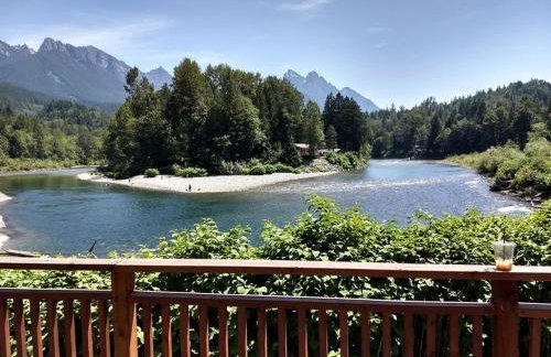 Beautiful Cabin Rental with Private Hot Tub on the Skykomish River in Washington - Foto 5