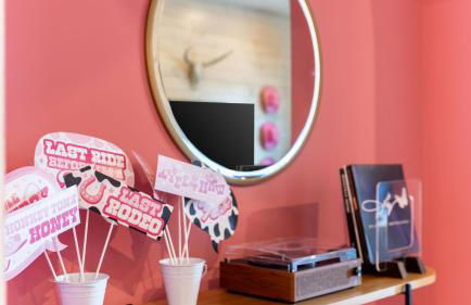 36 Guests on Music Row Bachelorette Suites Glam Room 5 Minutes to Downtown - Foto 53