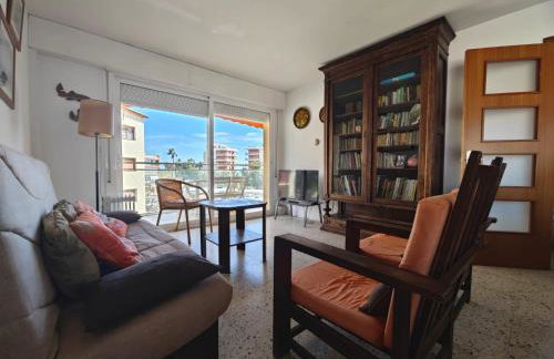 SPACIOUS FLAT WITH SEA VIEWS, FOR 8 PEOPLE WITH 3 BEDROOMS, 2 BATHROOMS and NEXT TO THE BEACH!! - Foto 1