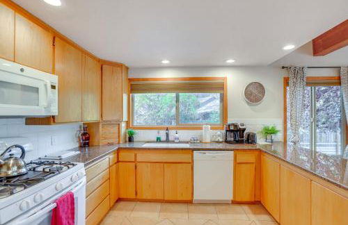 Ping-Pong and Private Hot Tub Family Cabin in Bend! - Foto 10