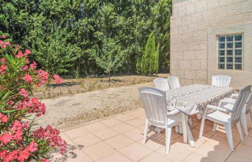 Nice Apartment In Le Sambuc With Wifi - Foto 13