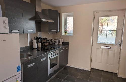 Sherlock's Moray House -Idea long stay for contractors & family Two bedroom mid terrace 3 beds 2 sofa beds Sleep 5 Working facility Free WiFi TV & private parking Enclose rear garden dog friendly Sainsbury's & takeaway pubs in walking distance - Foto 8