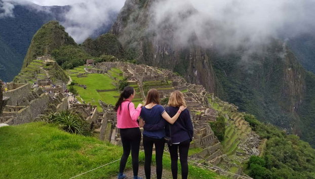 Groupe d'amis au Machu Picchu