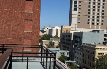 Husker Home TEN40 is in the heart of Downtown Lincoln where you can walk to Haymarket & UNL - Foto 29