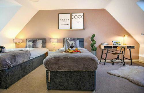 Stylish House with Smart TVs and Netflix, Fast Wifi, Free Parking and Garden by Yoko Property - Foto 2